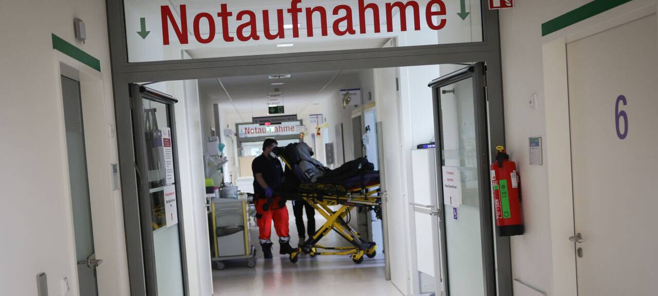 Auf einem Schild in einem Krankenhaus steht Notaufnahme.