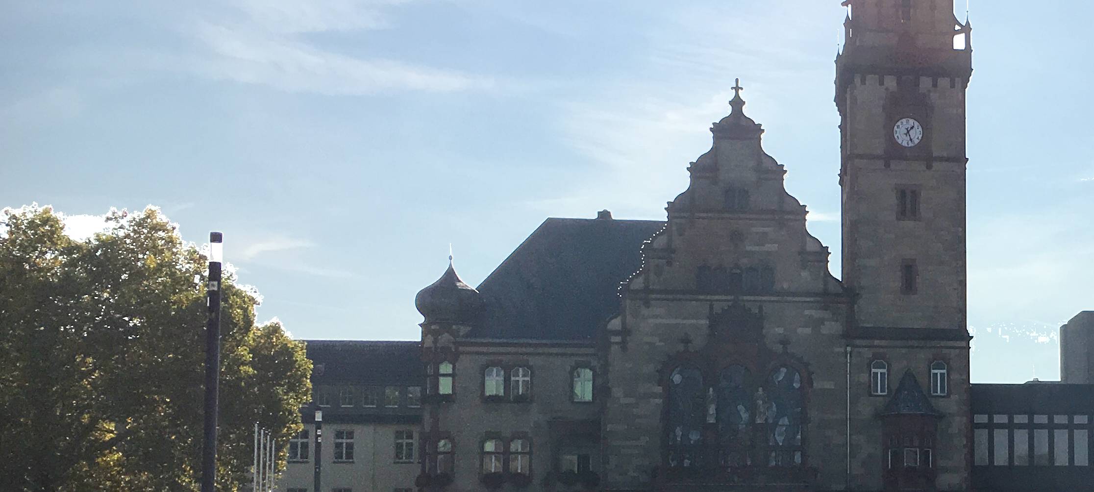 Rathaus Rheydt wird blau angeleuchtet